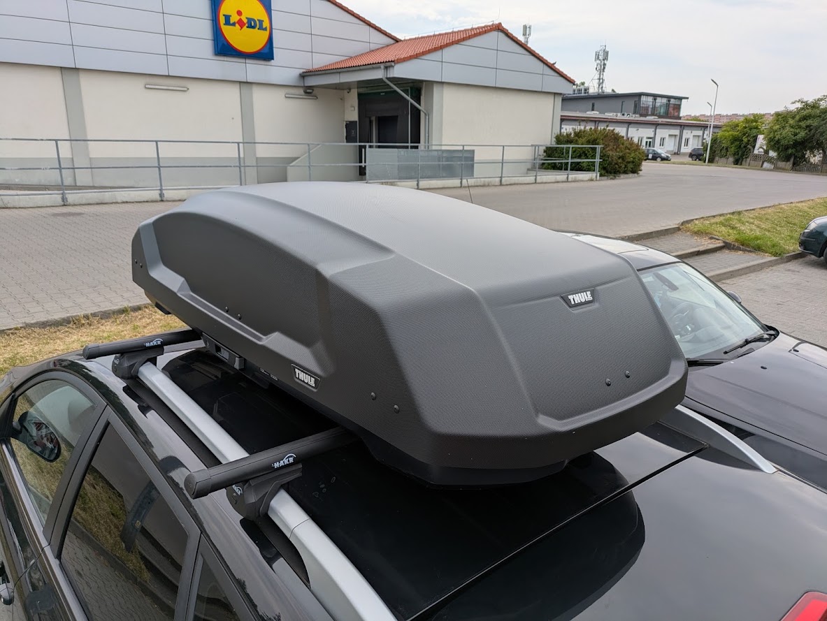 Gotowy zestaw dachowy Thule Force 3 M i Hakr Aero Black na Kia Ceed SW